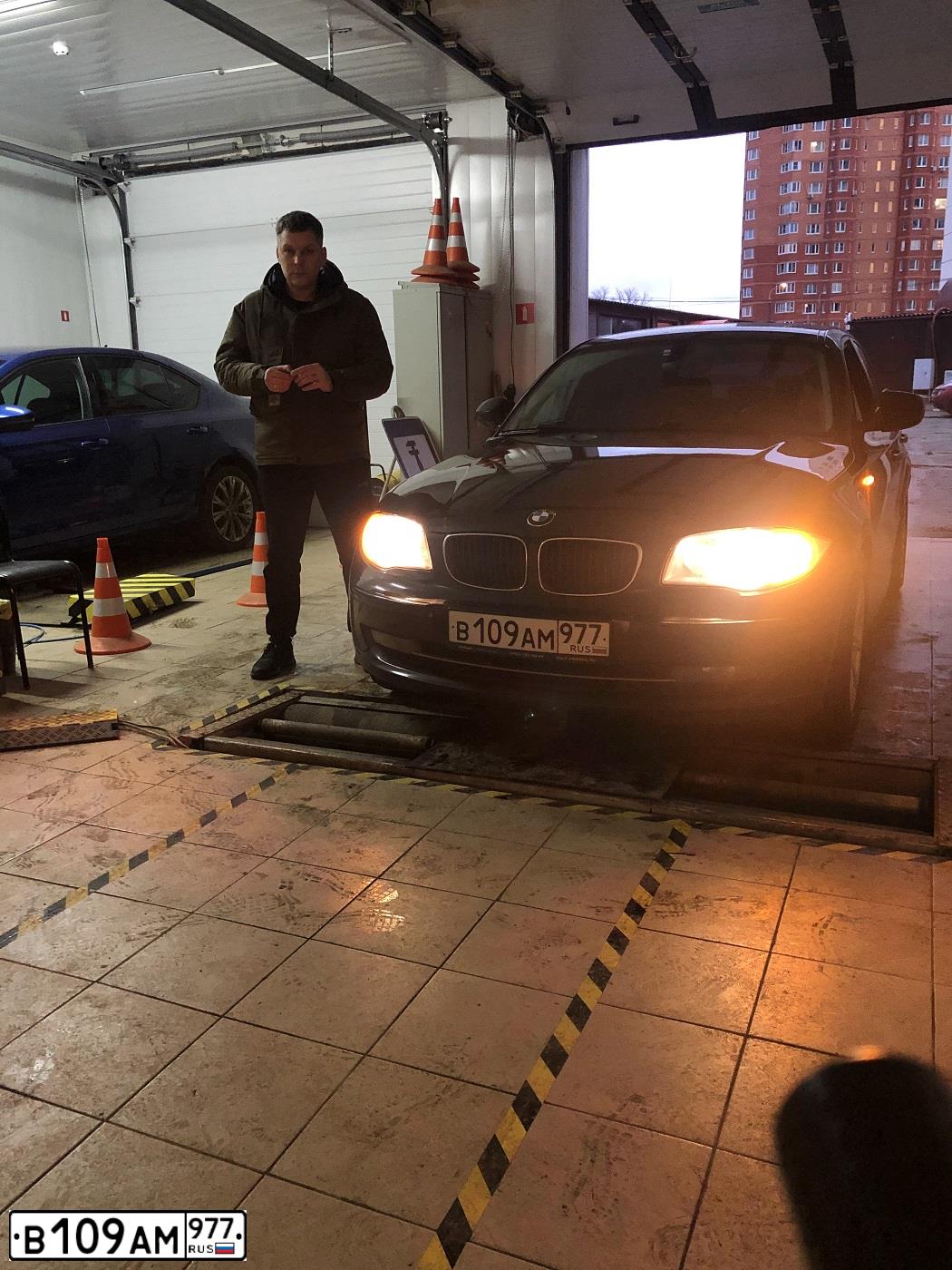 Фото автомобиля BMW 116I, 2011 — госномер У320ХК57. Цвет: ЧЕРНЫЙ