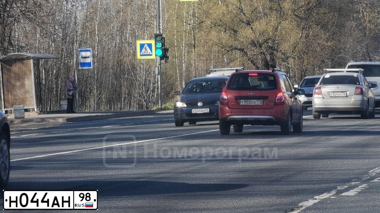 Фото автомобиля VOLKSWAGEN JETTA, 2012 — госномер Н044АН98. Цвет: СИНИЙ