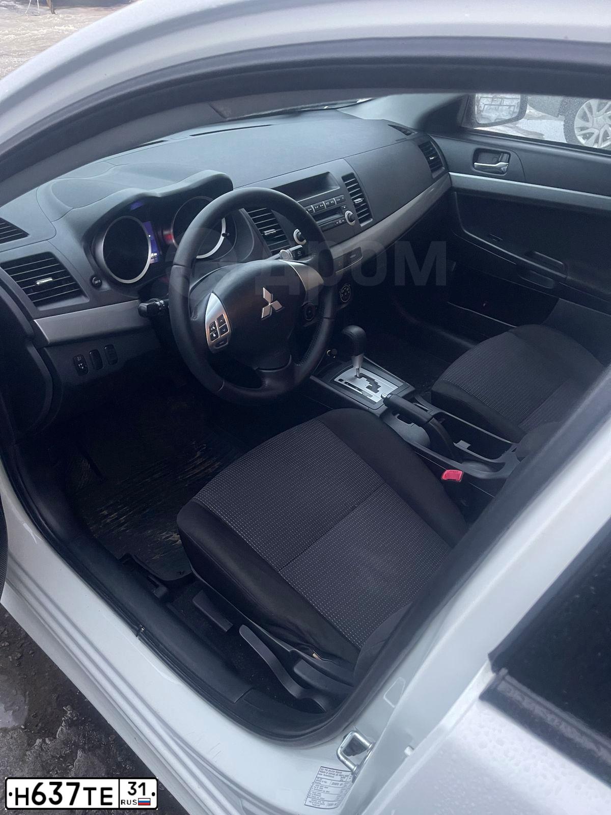 Фото автомобиля MITSUBISHI LANCER, 2011 — госномер Х835МН136. Цвет: Белый