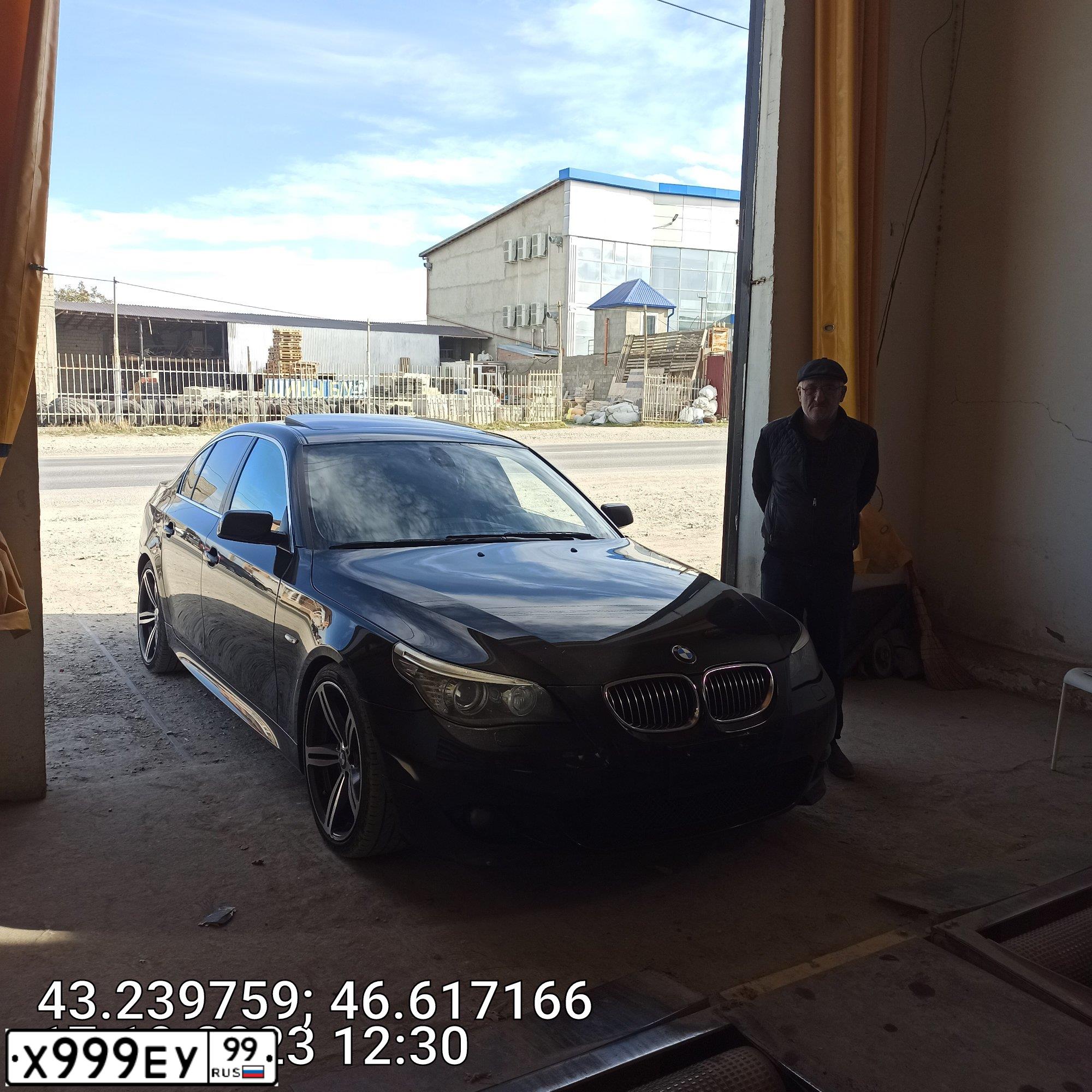 Фото автомобиля VOLKSWAGEN PASSAT, 2004 — госномер К999ВВ199. Цвет: серебристый