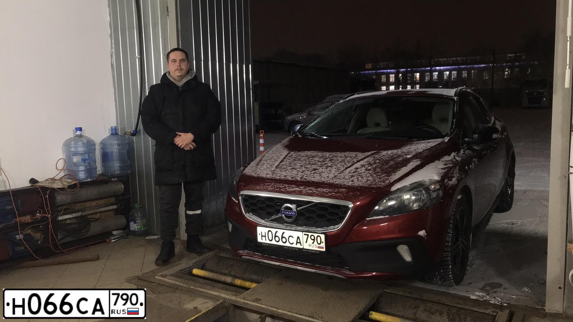 Фото автомобиля VOLVO V40, 2013 — госномер О018УТ790. Цвет: Красный