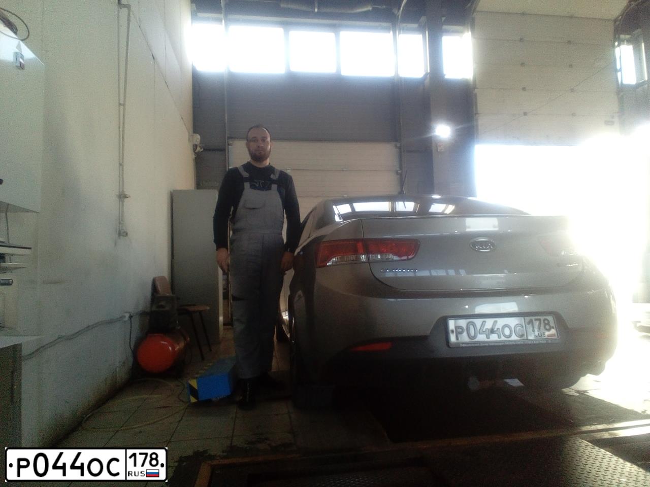 Фото автомобиля KIA CERATO, 2010 — госномер Р044ОС178. Цвет: СЕРЫЙ