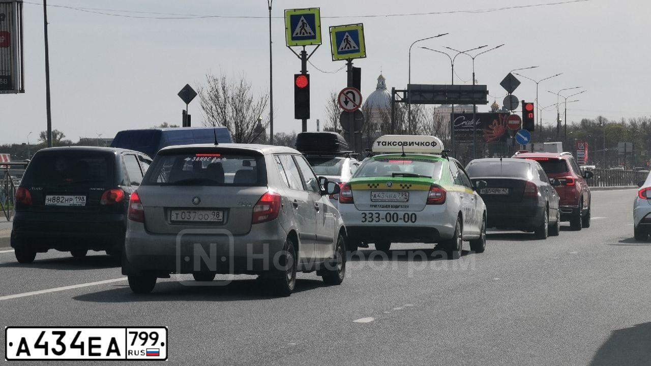 Фото автомобиля AUDI A5, 2007 — госномер А100УР777. Цвет: Серый