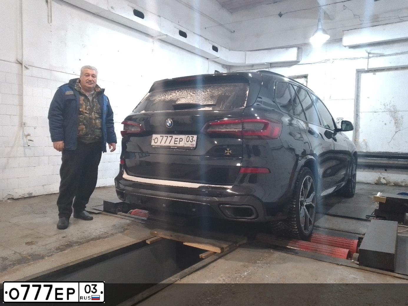 Фото автомобиля BMW X5, 2020 — госномер О777ЕР03. Цвет: ЧЕРНЫЙ