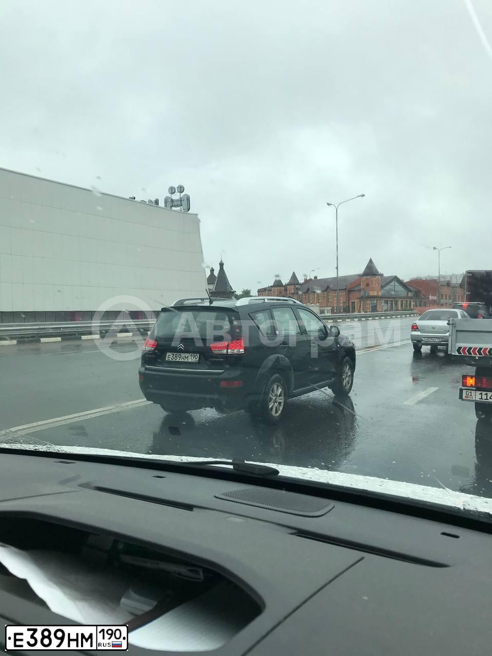 Фото автомобиля CITROEN C-CROSSER, 2011 — госномер Е389НМ190. Цвет: ЧЕРНЫЙ