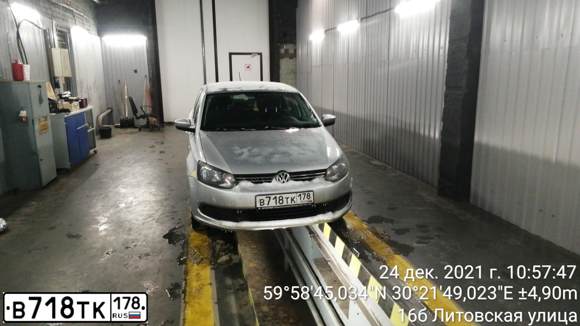 Фото автомобиля VOLKSWAGEN POLO, 2014 — госномер В718ТК178. Цвет: СЕРЕБРИСТЫЙ