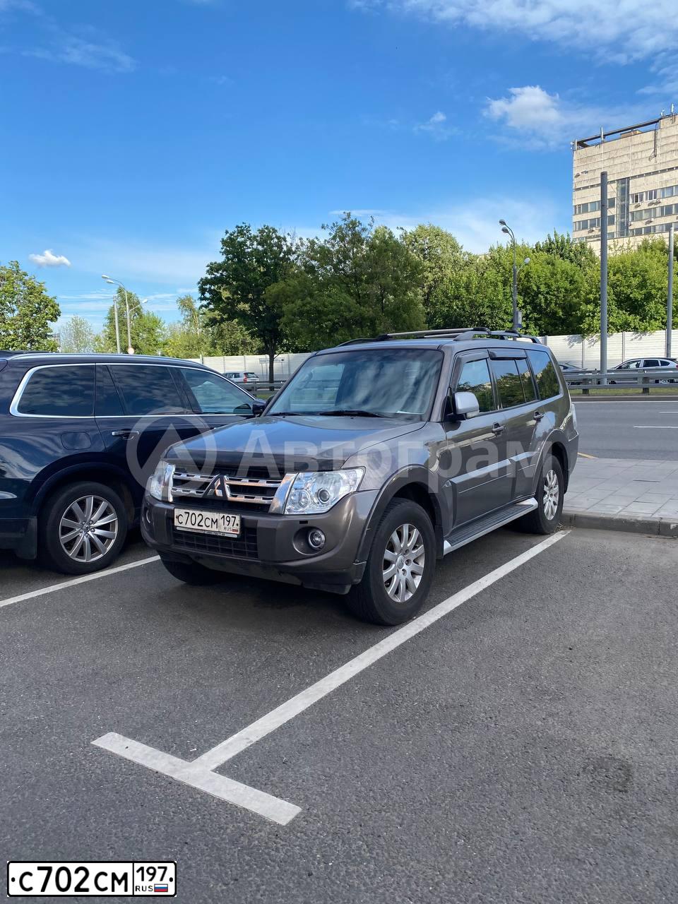 Фото автомобиля MITSUBISHI PAJERO, 2011 — госномер С702СМ197. Цвет: КОРИЧНЕВЫЙ
