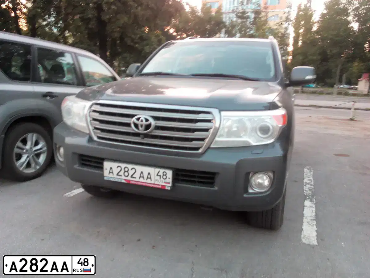 Фото автомобиля TOYOTA LANDCRUISER 200, 2014 — госномер А282АА48. Цвет: СЕРЫЙ