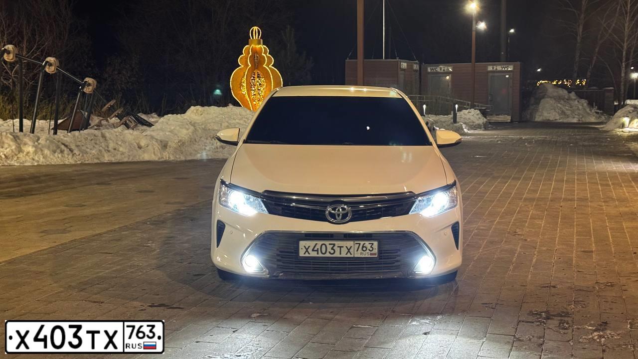 Фото автомобиля TOYOTA CAMRY, 2016 — госномер Х403ТХ763. Цвет: БЕЛЫЙ-ЖЕЛТЫЙ-СЕРЫЙ