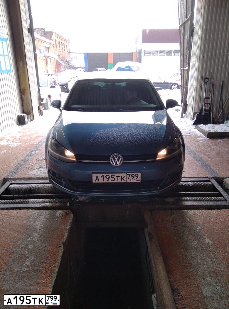 Фото автомобиля VOLKSWAGEN GOLF, 2014 — госномер К349ЕК702. Цвет: голубой