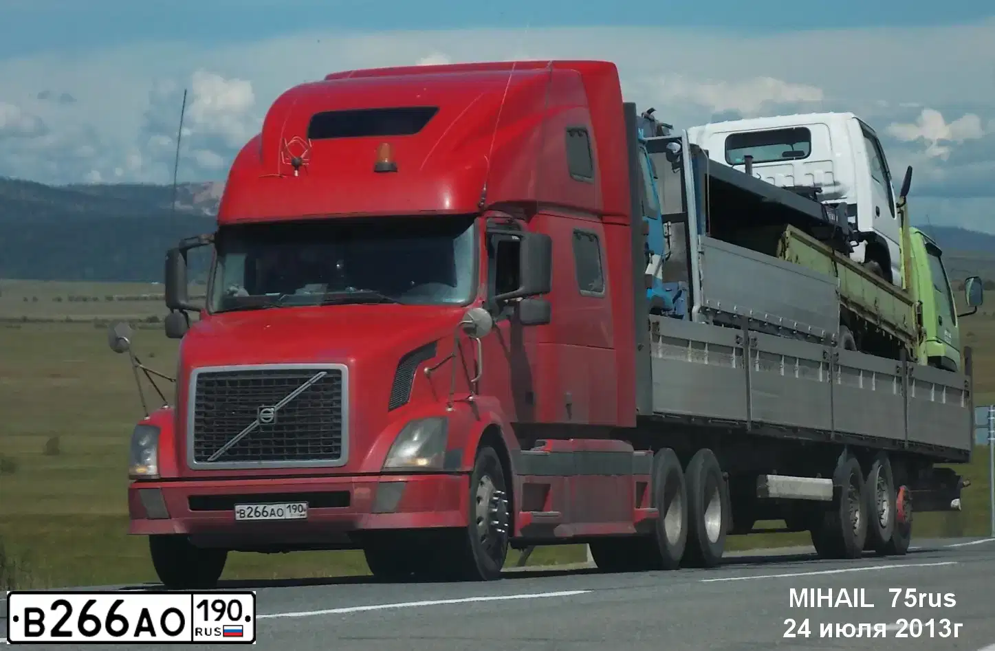 Фото автомобиля VOLVO SERIE VNL /6X4/, 2004 — госномер В266АО190. Цвет: КРАСНЫЙ