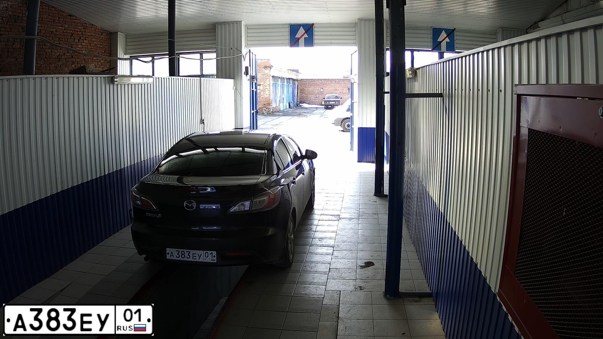 Фото автомобиля MAZDA 3, 2010 — госномер А383ЕУ01. Цвет: ЧЕРНЫЙ