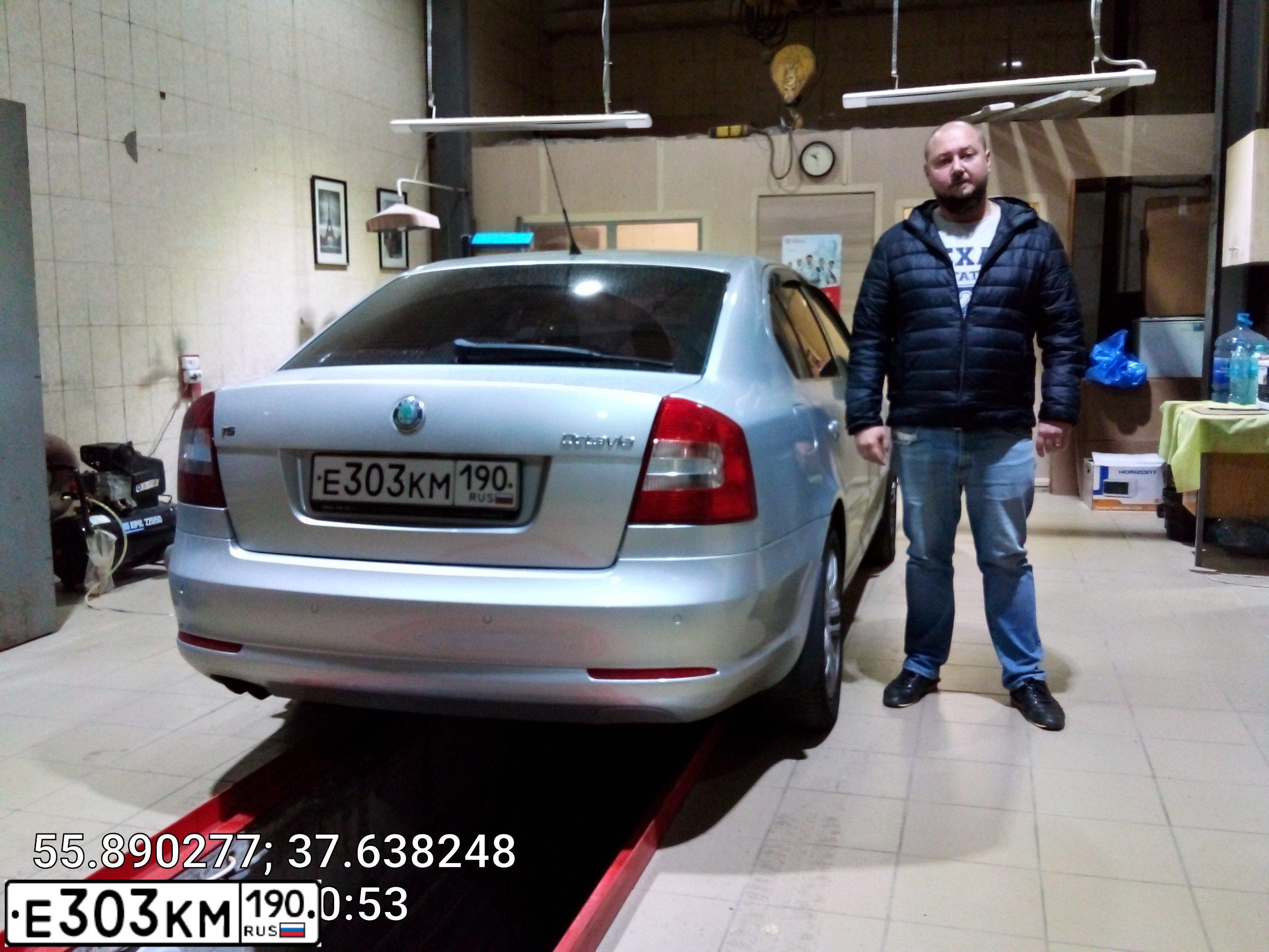Фото автомобиля SKODA OCTAVIA, 2010 — госномер Е303КМ190. Цвет: Серый