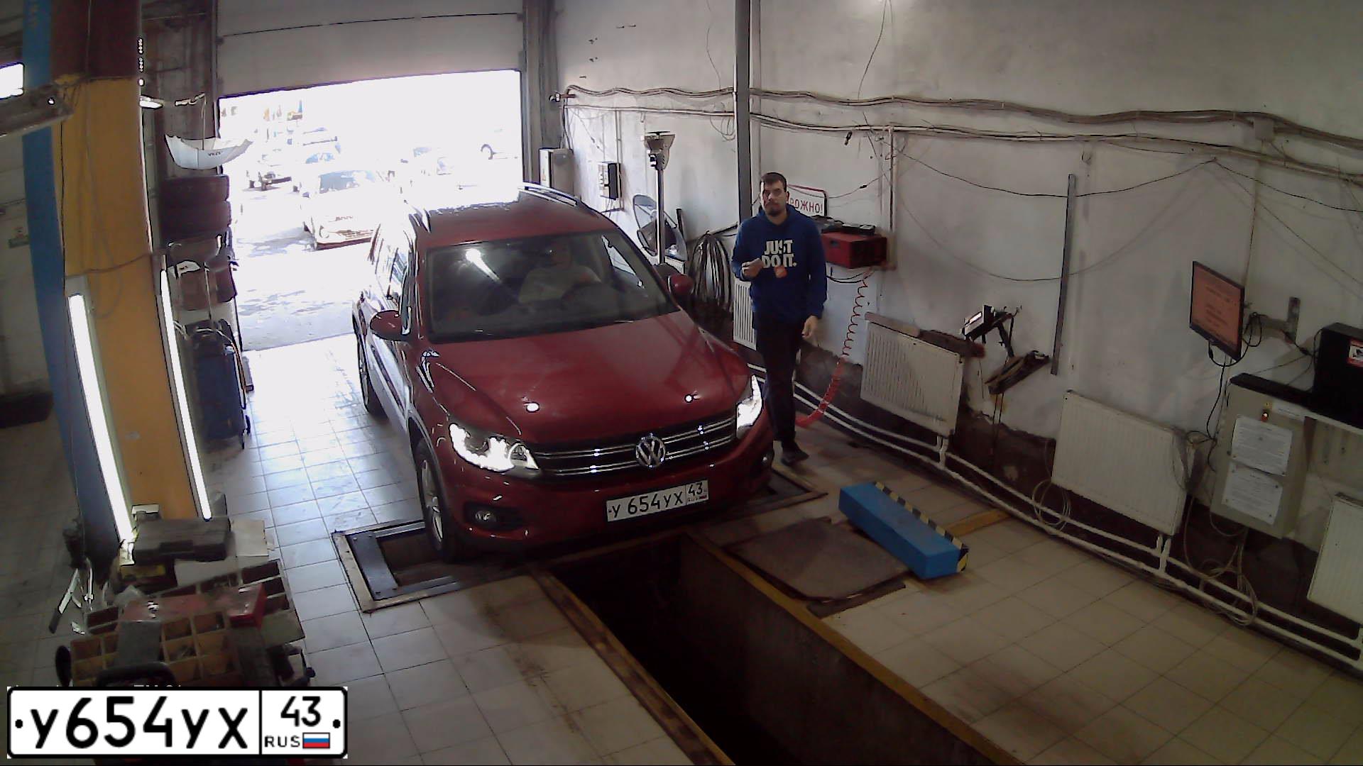 Фото автомобиля VOLKSWAGEN TIGUAN, 2014 — госномер С576АХ977. Цвет: ВИШНЕВО-КРАСНЫЙ