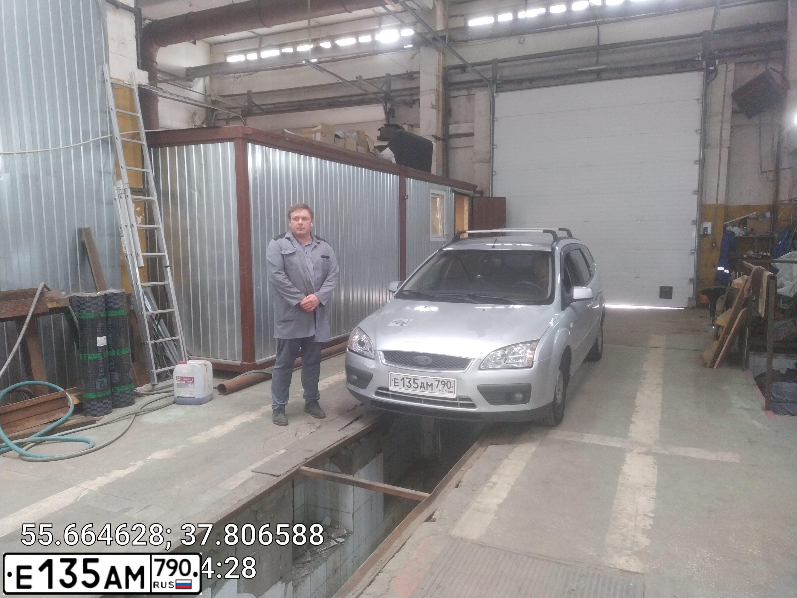 Фото автомобиля FORD FOCUS, 2005 — госномер Н076ВТ977. Цвет: СЕРЫЙ