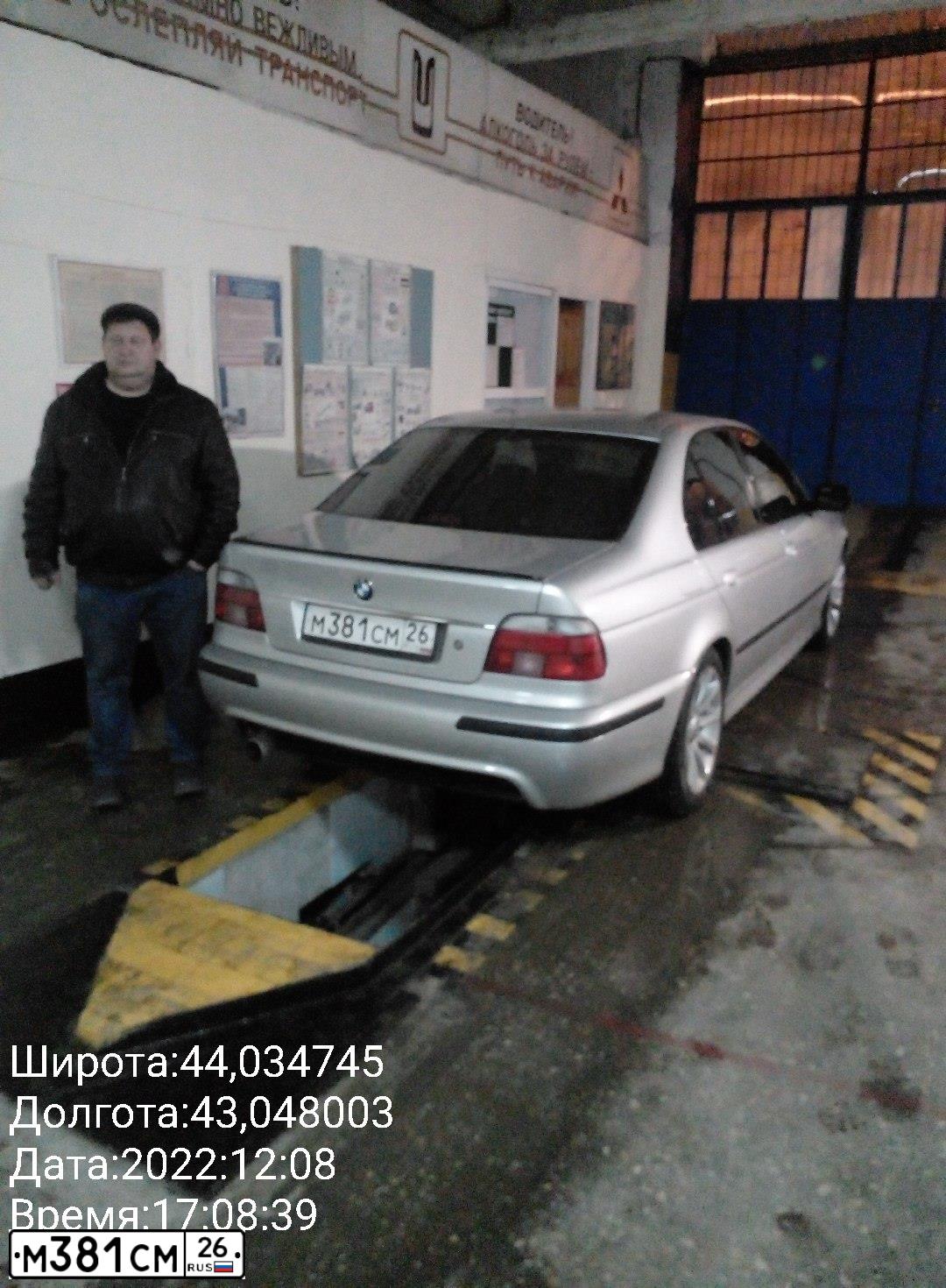 Фото автомобиля BMW SERIE 5, 2000 — госномер М381СМ26. Цвет: СЕРЕБРИСТЫЙ