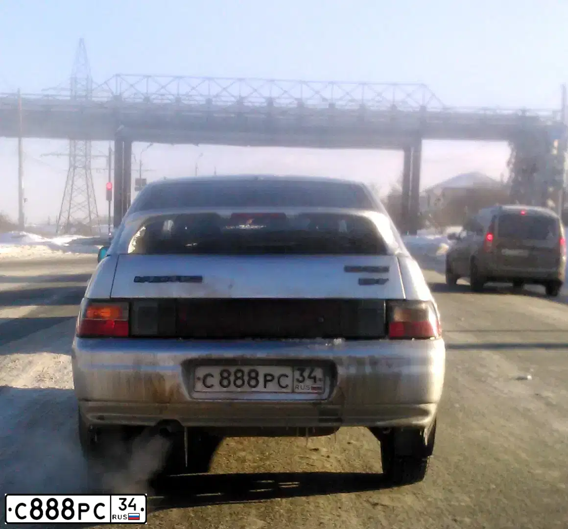 Фото автомобиля LADA 2112, 2005 — госномер М979СУ134. Цвет: СЕРЕБРИСТЫЙ