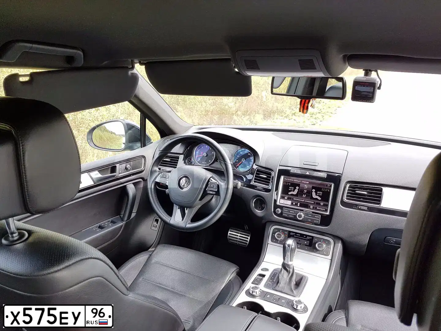 Фото автомобиля VOLKSWAGEN TOUAREG, 2012 — госномер Х575ЕУ96. Цвет: ЧЕРНЫЙ