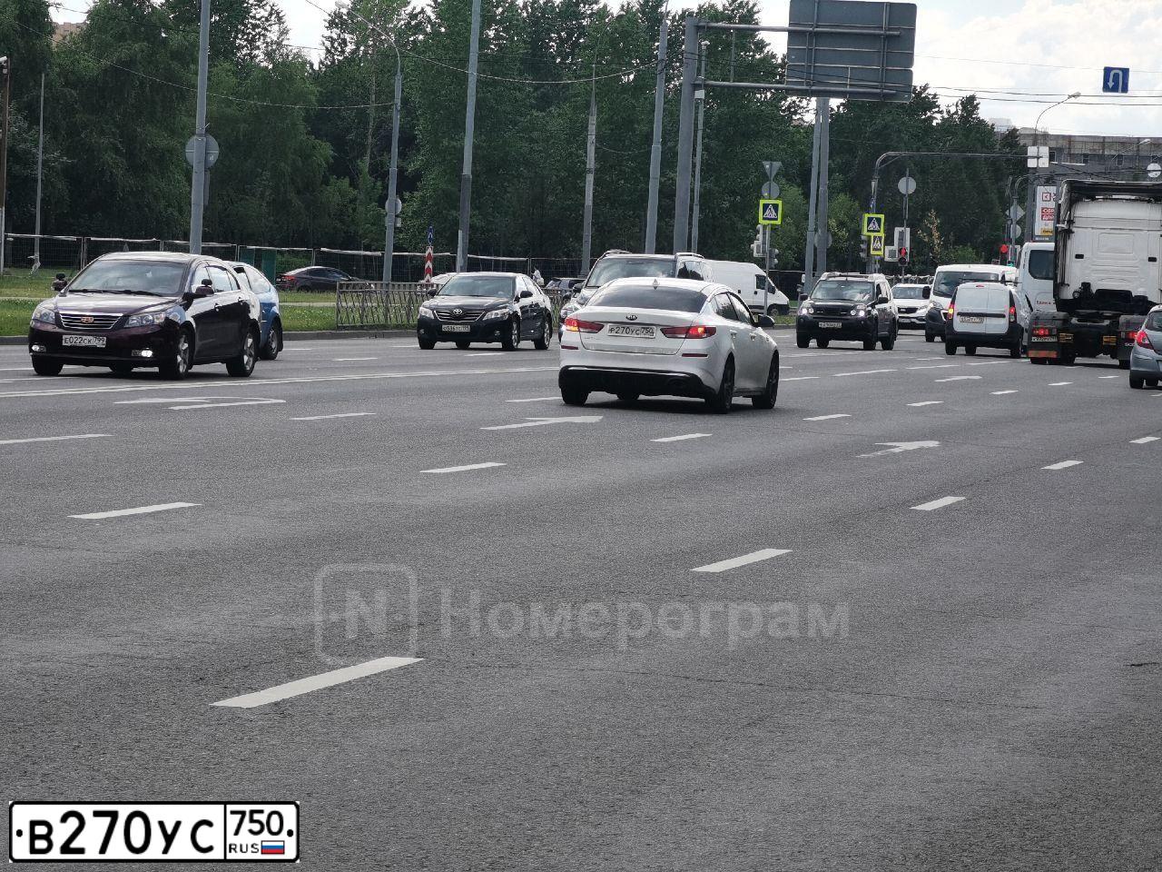Фото автомобиля TOYOTA CAMRY, 2019 — госномер Р888ОВ196. Цвет: ЧЕРНЫЙ