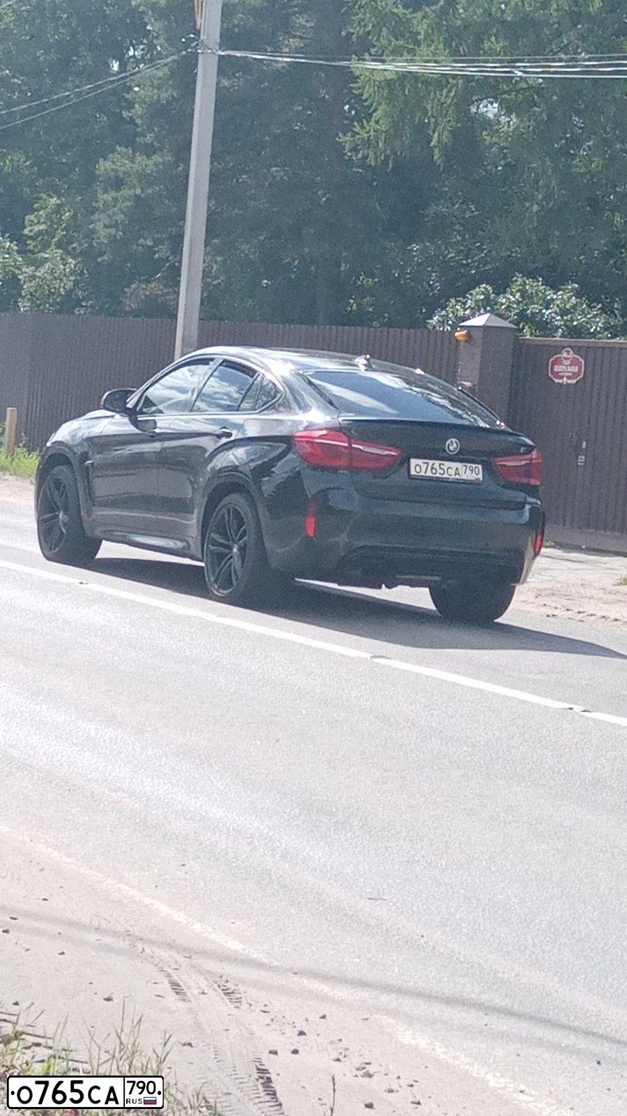 Фото автомобиля BMW X6M, 2017 — госномер О765СА790. Цвет: ЧЕРНЫЙ