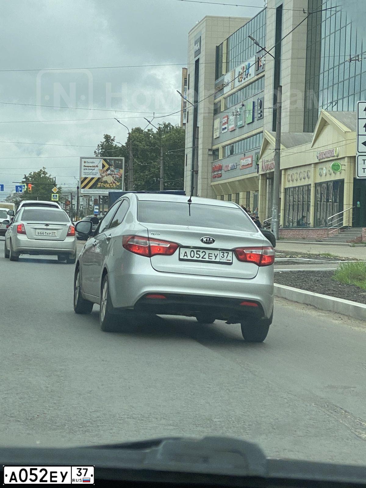 Фото автомобиля KIA RIO, 2013 — госномер А052ЕУ37. Цвет: СЕРЕБРИСТЫЙ