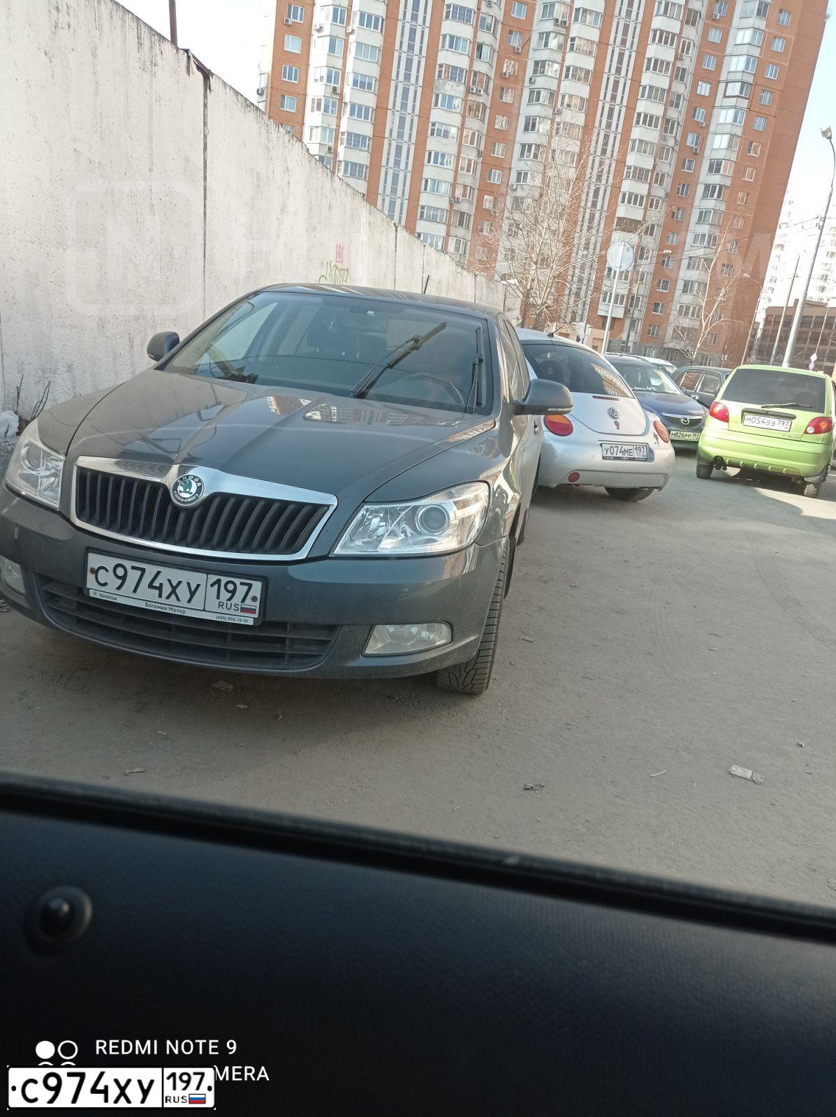 Фото автомобиля SKODA OCTAVIA, 2012 — госномер А889ХТ799. Цвет: ТЕМНО-СЕРЫЙ