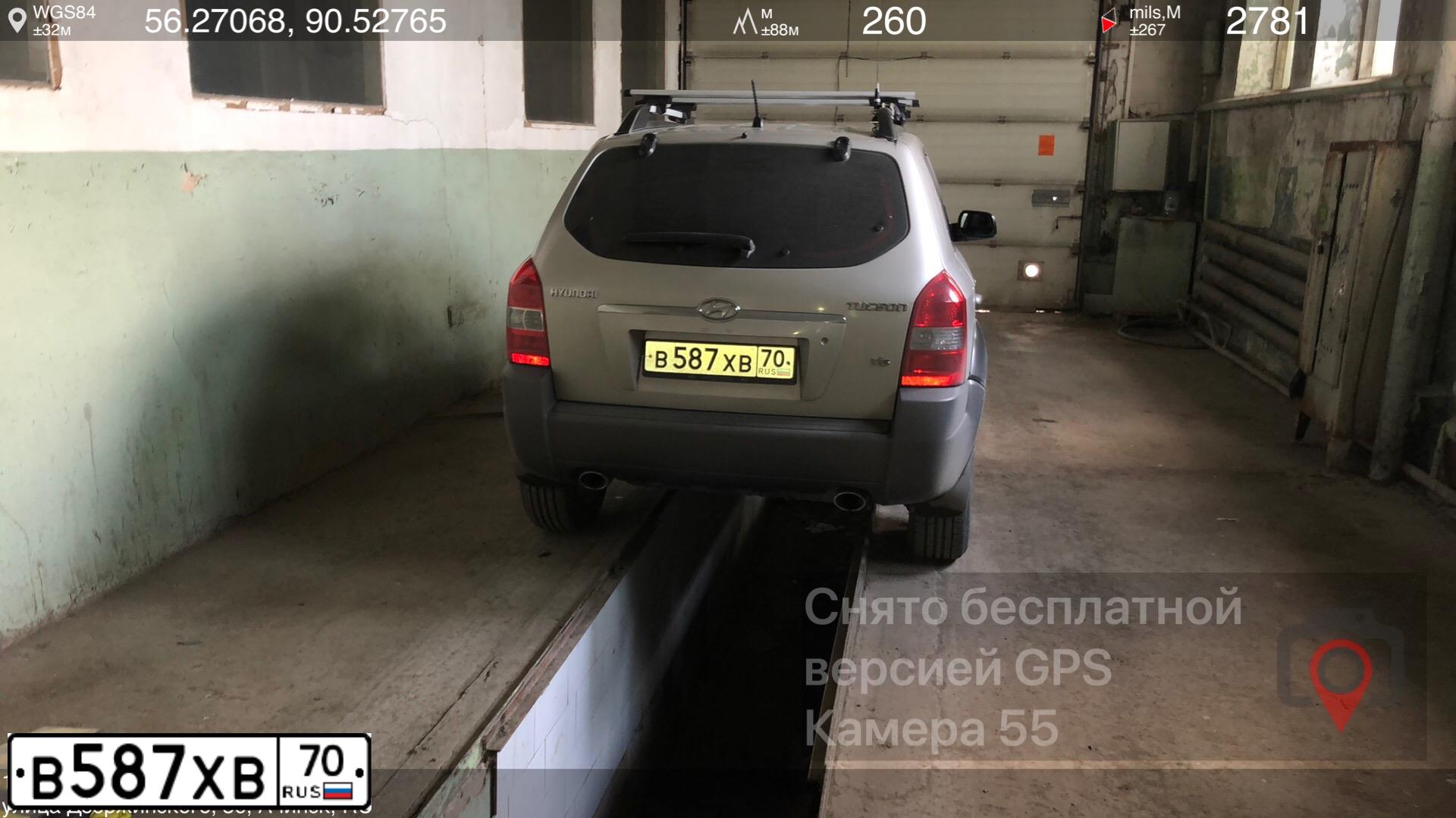 Фото автомобиля HYUNDAI TUCSON, 2006 — госномер В587ХВ70. Цвет: серебристый