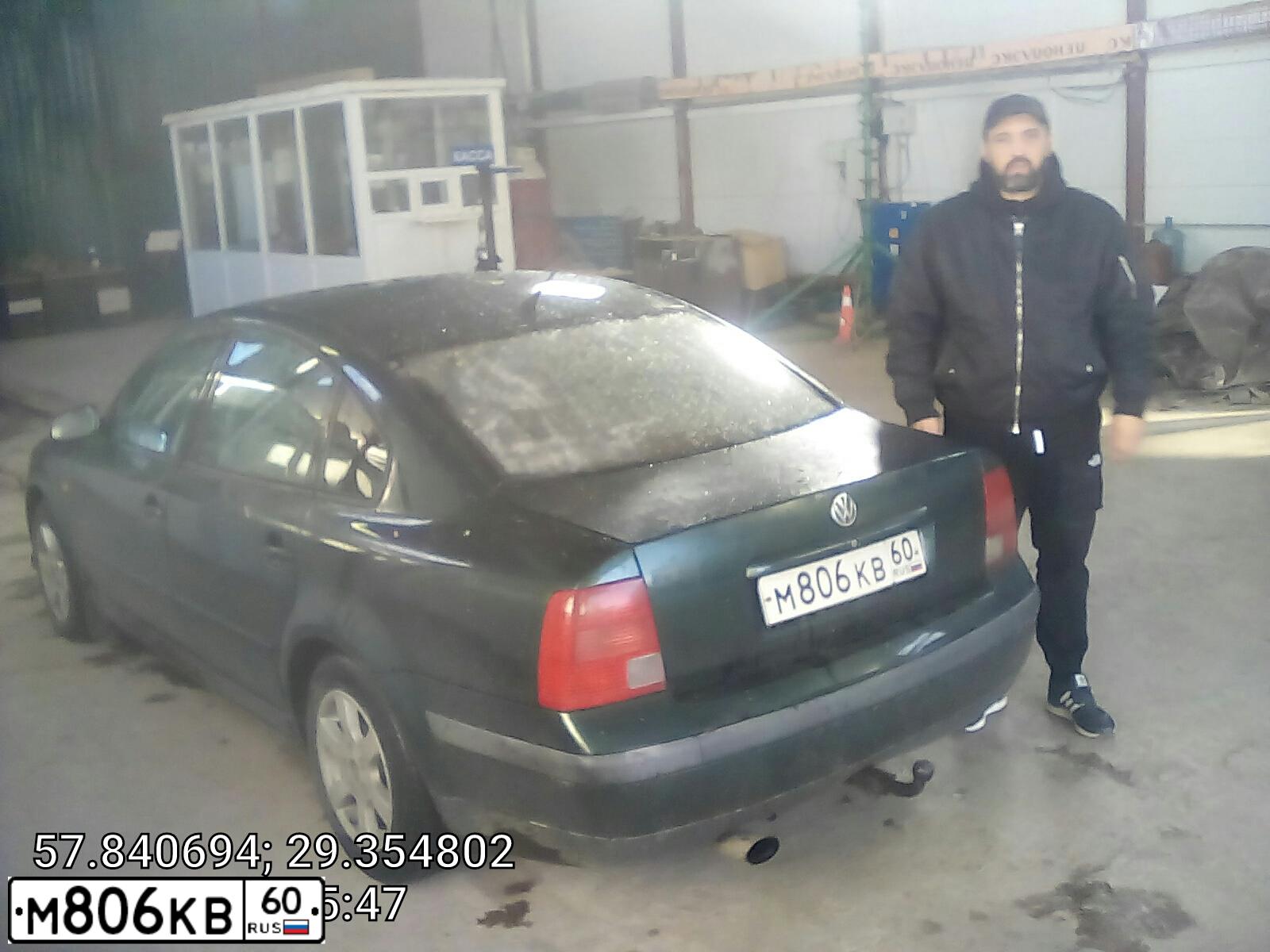 Фото автомобиля VOLKSWAGEN PASSAT, 1997 — госномер М806КВ60. Цвет: Темно-зеленый