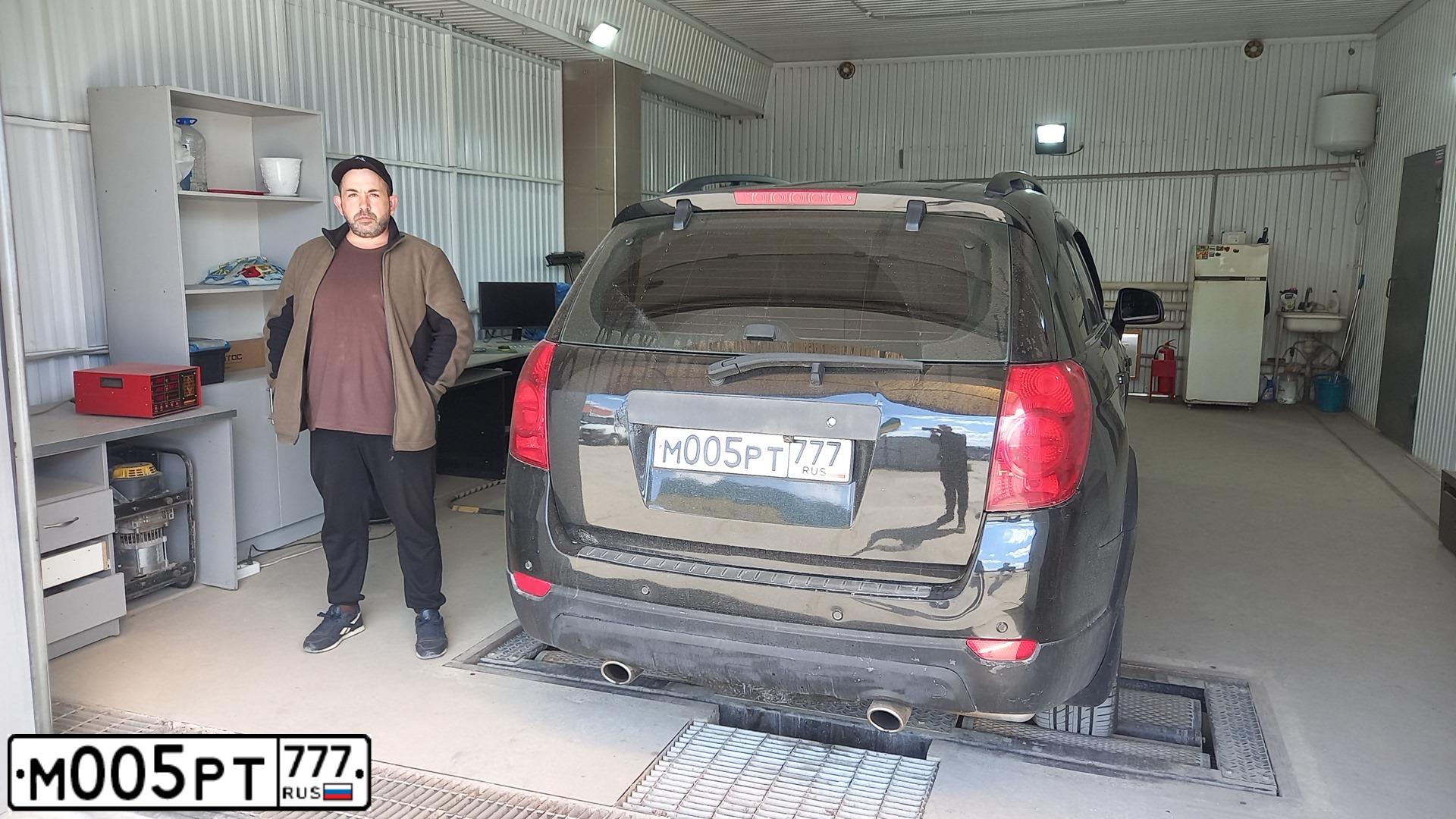 Фото автомобиля CHEVROLET CAPTIVA, 2007 — госномер М005РТ777. Цвет: ЧЕРНЫЙ