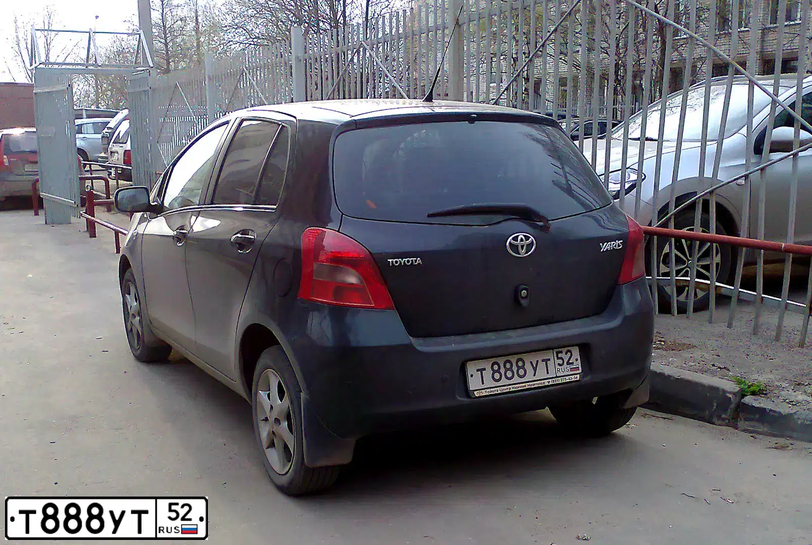 Фото автомобиля TOYOTA YARIS, 2007 — госномер Т888УТ52. Цвет: ЧЕРНЫЙ