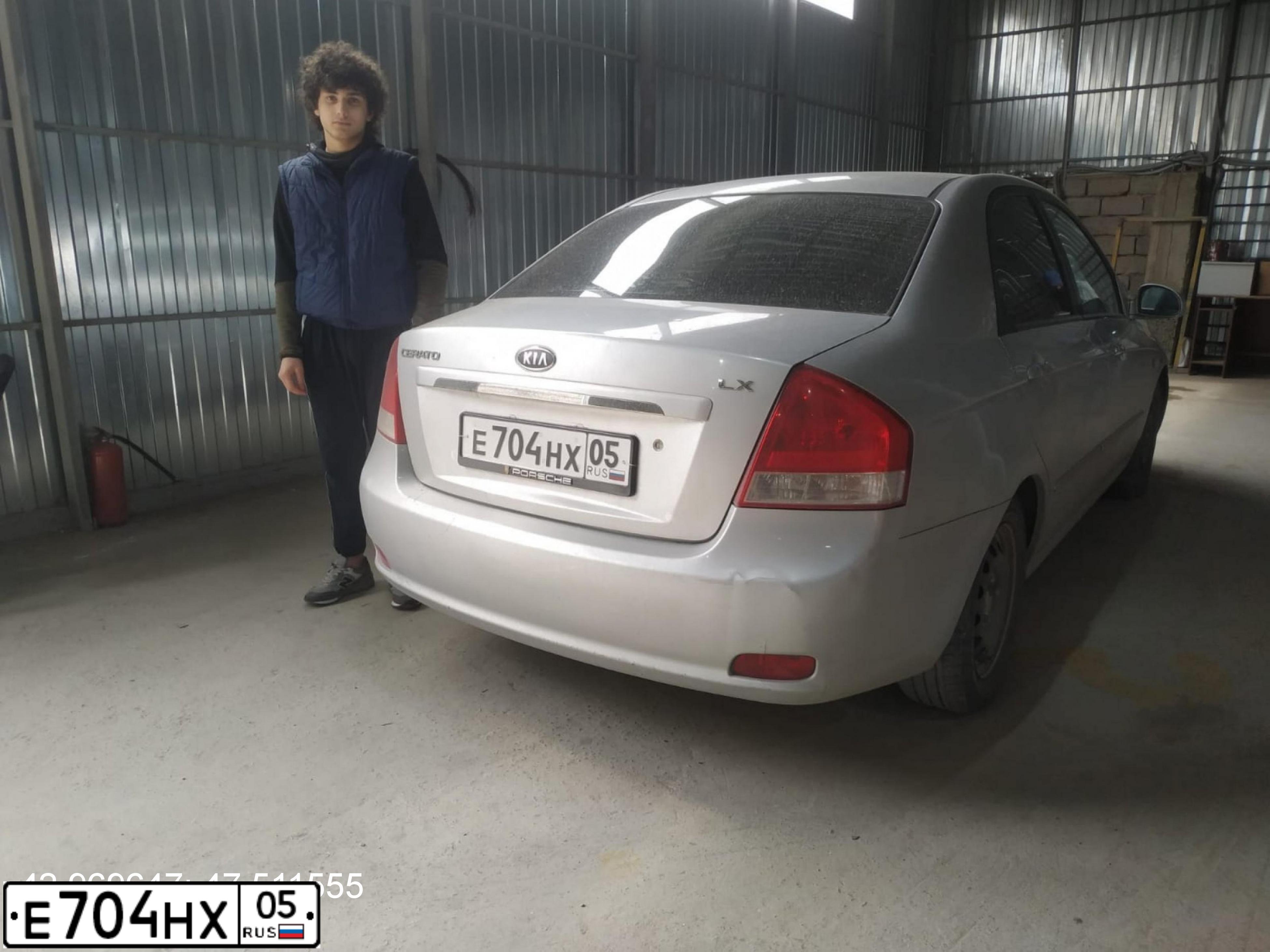 Фото автомобиля KIA CERATO, 2007 — госномер Е704НХ05. Цвет: СЕРЕБРИСТЫЙ
