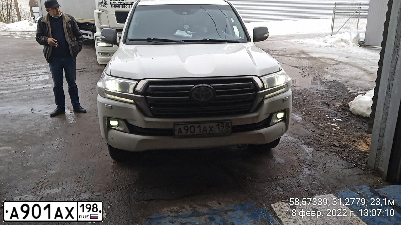 Фото автомобиля TOYOTA LANDCRUISER 200, 2017 — госномер К056ЕМ53. Цвет: Белый