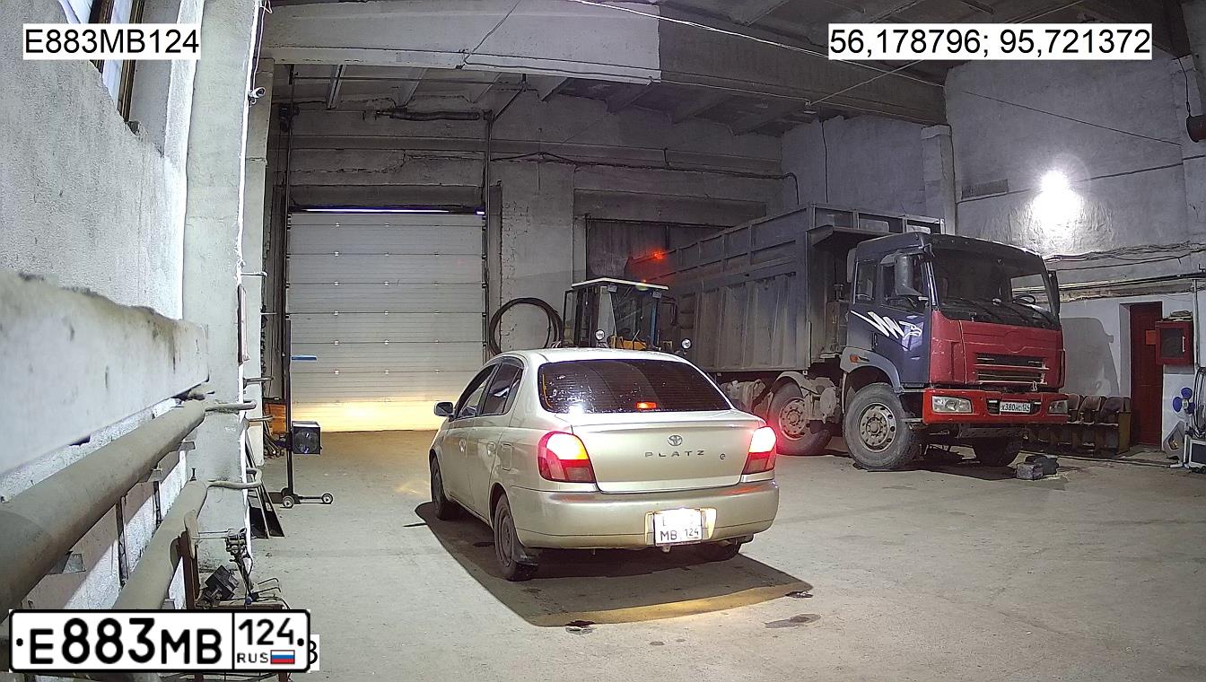 Фото автомобиля TOYOTA PLATZ, 2000 — госномер Е883МВ124