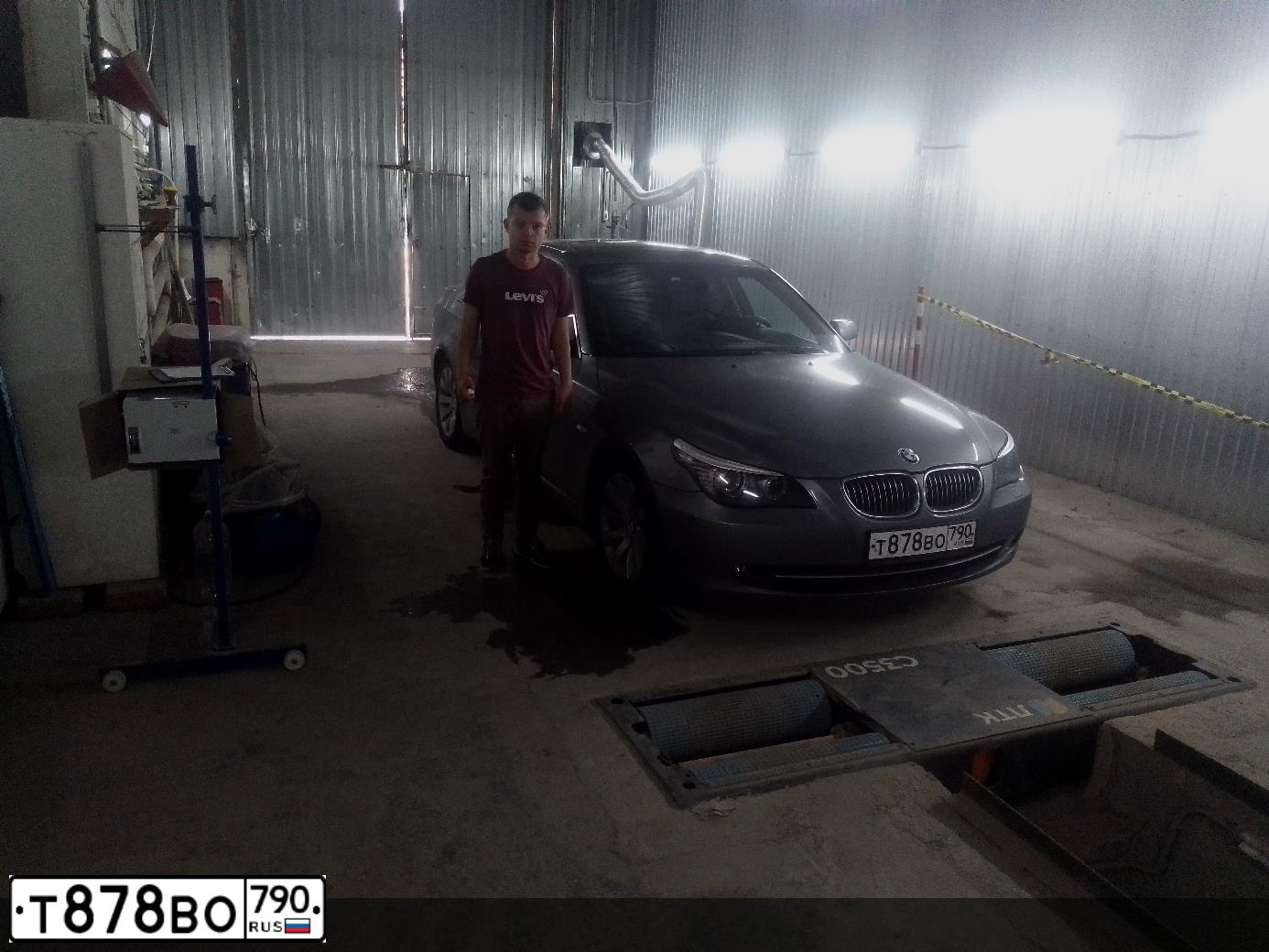 Фото автомобиля BMW 525I, 2008 — госномер Е440СЕ43. Цвет: СЕРЫЙ