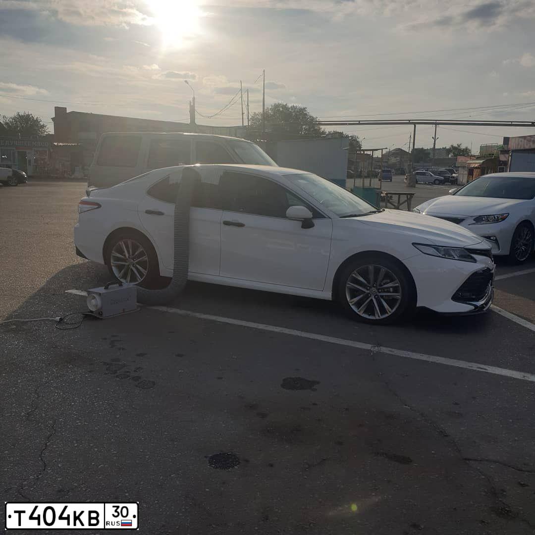 Фото автомобиля TOYOTA CAMRY, 2019 — госномер Т404КВ30. Цвет: Белый