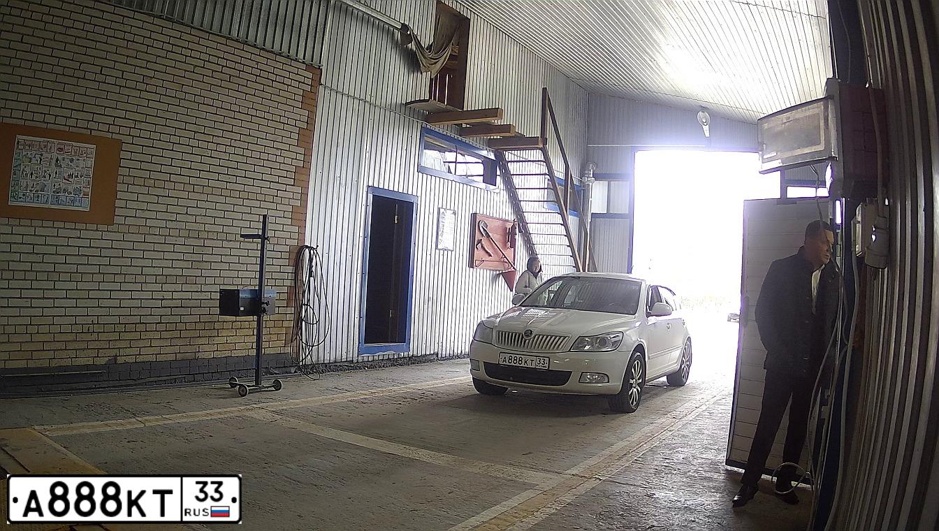 Фото автомобиля SKODA OCTAVIA, 2011 — госномер О252УВ33. Цвет: Белый