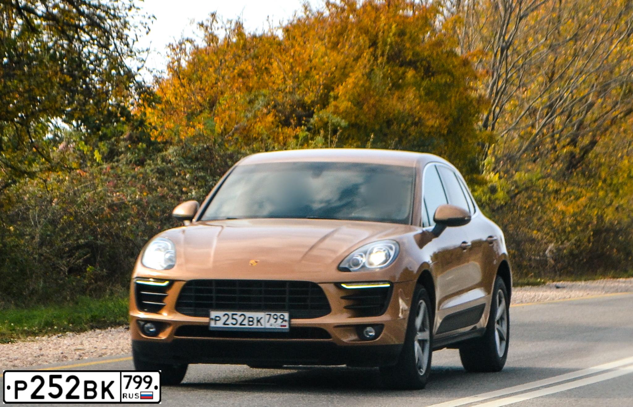 Фото автомобиля PORSCHE MACAN, 2014 — госномер О625АР977. Цвет: ЗОЛОТИСТЫЙ