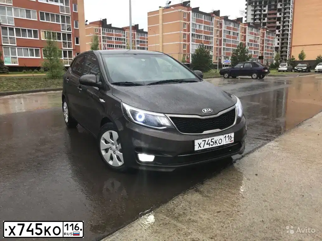 Фото автомобиля KIA RIO, 2015 — госномер Х745КО116. Цвет: Коричневый
