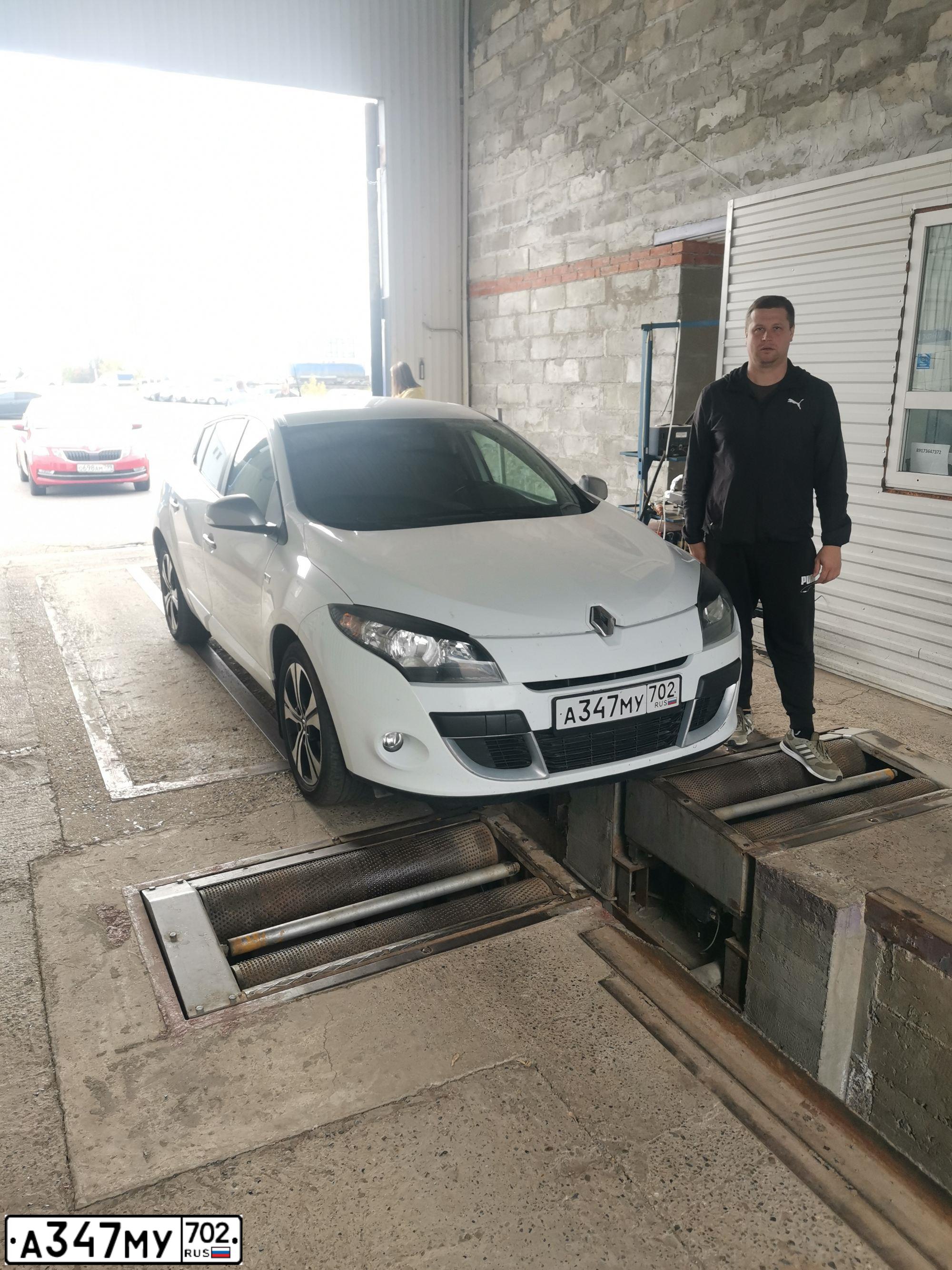 Фото автомобиля RENAULT MEGANE, 2012 — госномер А347МУ702. Цвет: Белый
