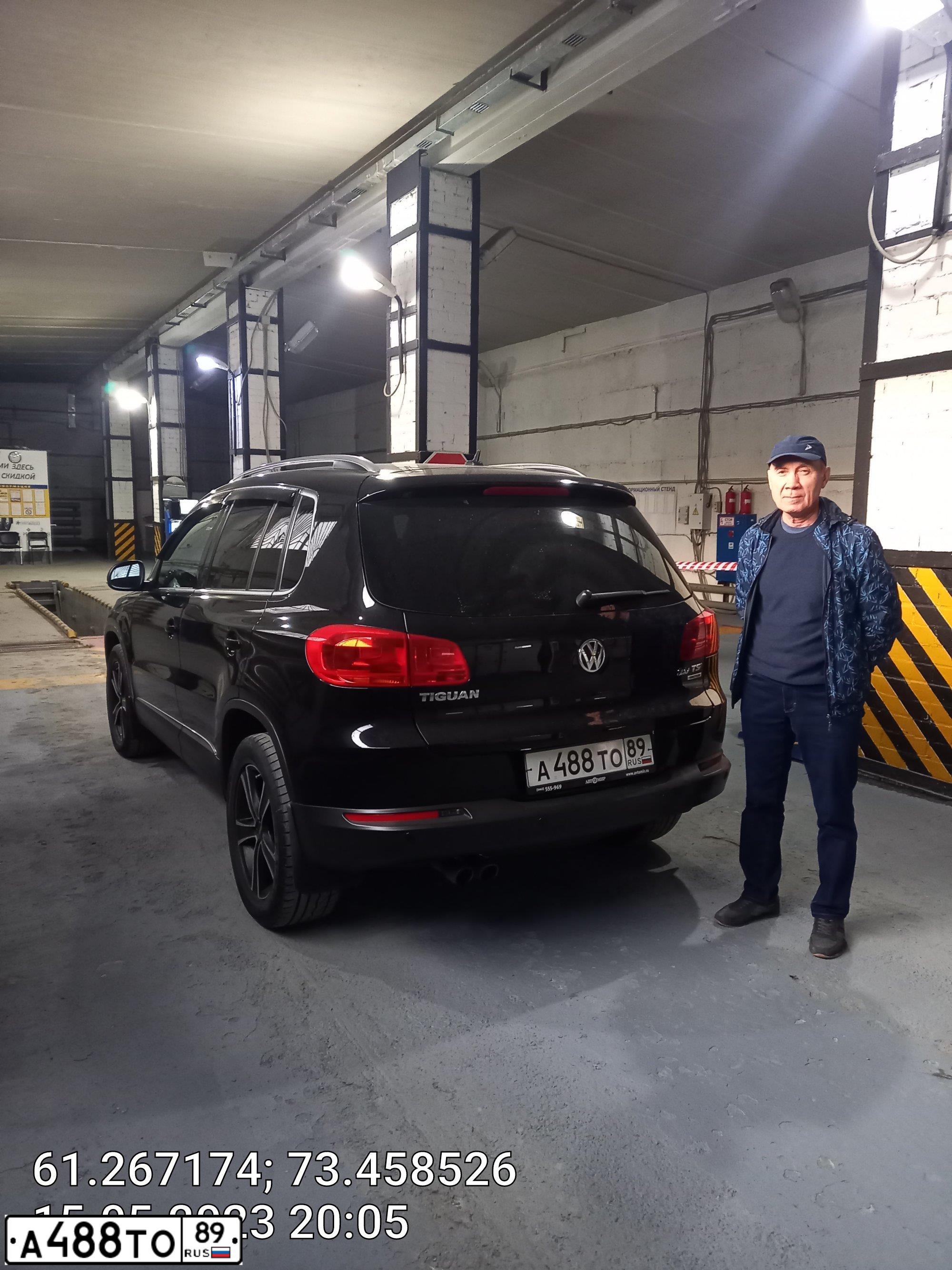 Фото автомобиля VOLKSWAGEN TIGUAN, 2012 — госномер А488ТО89. Цвет: ЧЕРНЫЙ