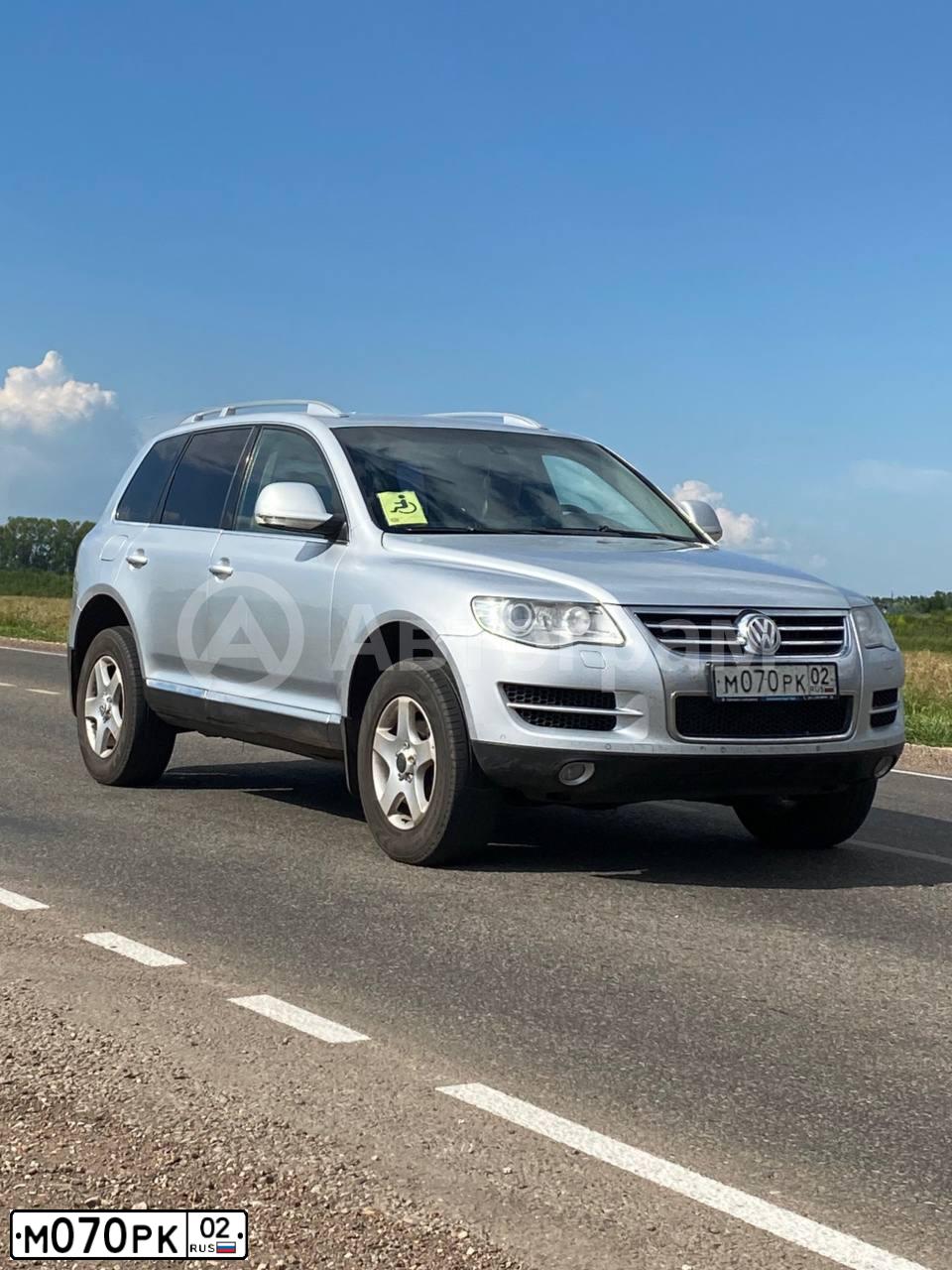 Фото автомобиля VOLKSWAGEN TOUAREG, 2008 — госномер М471ТВ702. Цвет: Серебристый