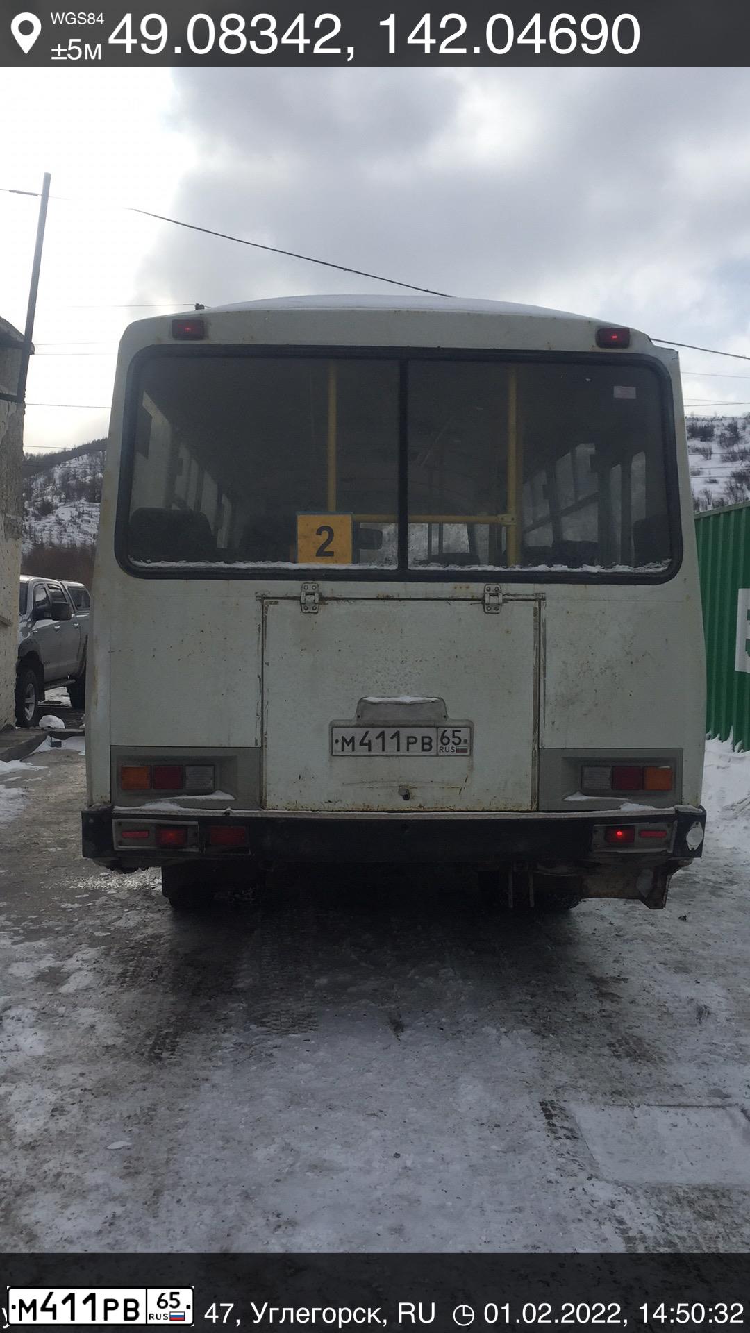 Фото автомобиля PAZ 3205, 2013 — госномер М411РВ65. Цвет: Белый