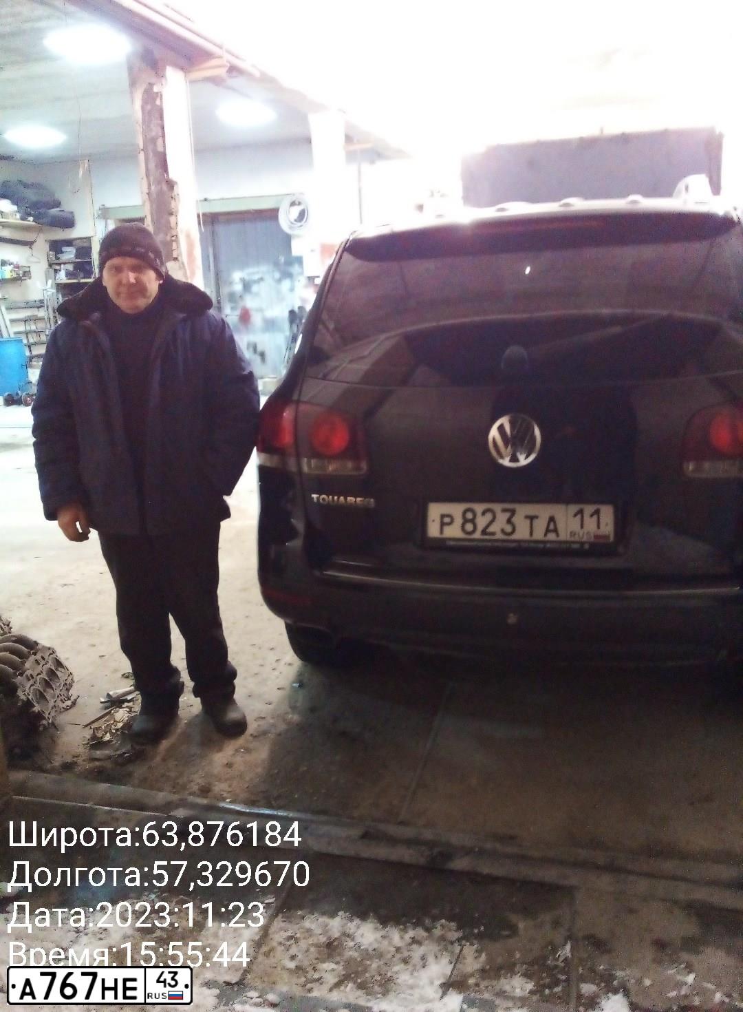 Фото автомобиля VOLKSWAGEN TOUAREG, 2007 — госномер Е616ВМ11. Цвет: ЧЕРНЫЙ