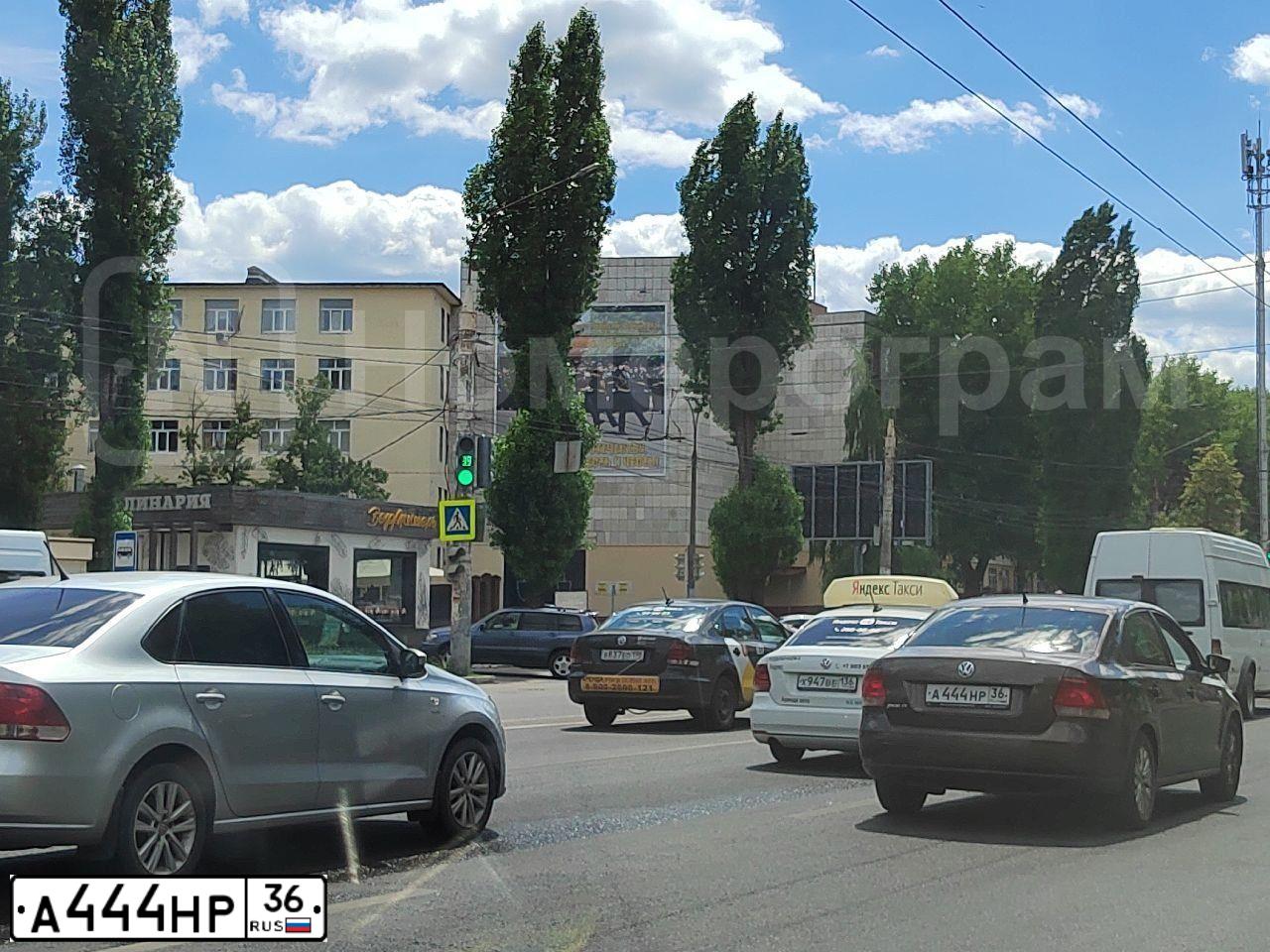 Фото автомобиля FORD FIESTA / ASPIRE, 2006 — госномер А444НР36. Цвет: Красный