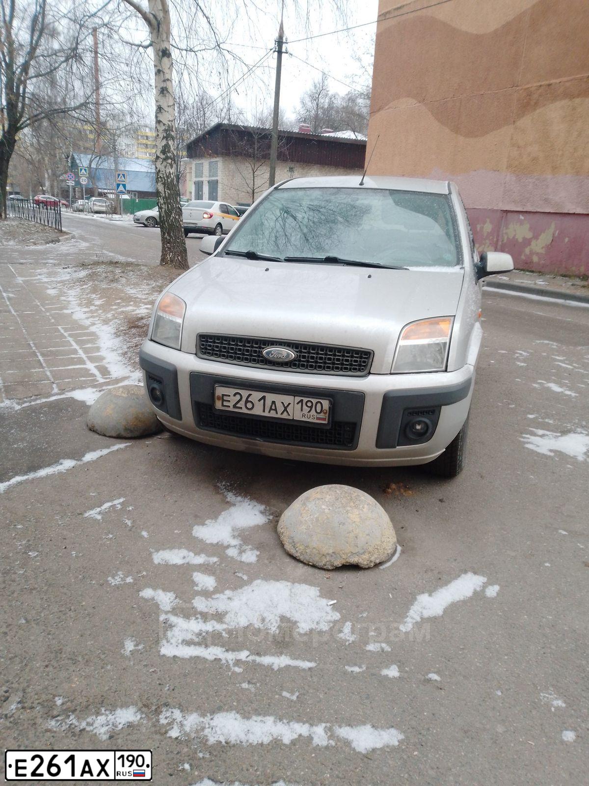 Фото автомобиля FORD FOCUS, 2007 — госномер Е261АХ190. Цвет: СЕРЕБРИСТЫЙ
