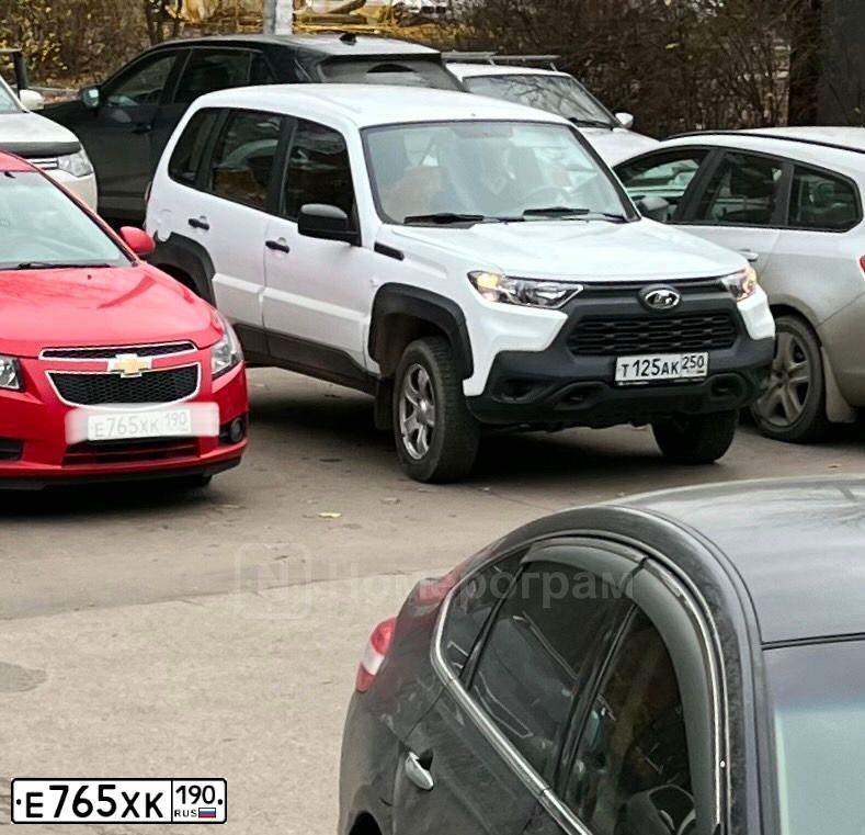 Фото автомобиля CHEVROLET CRUZE, 2012 — госномер Е765ХК190. Цвет: КРАСНЫЙ