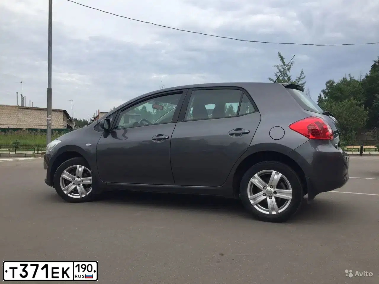 Фото автомобиля TOYOTA AURIS, 2008 — госномер Т371ЕК190. Цвет: Серый