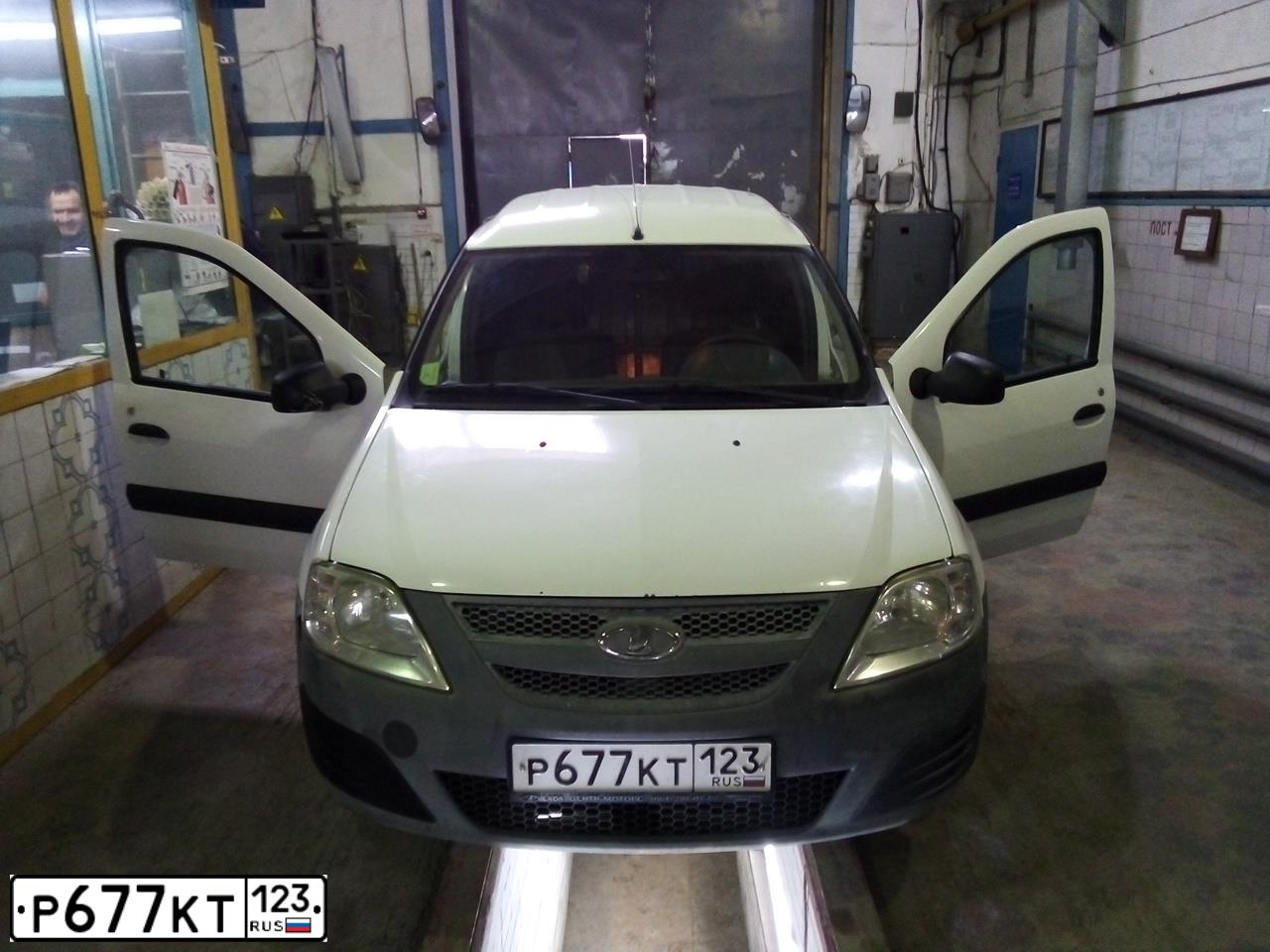 Фото автомобиля LADA LARGUS FURGON, 2013 — госномер Р677КТ123. Цвет: Белый