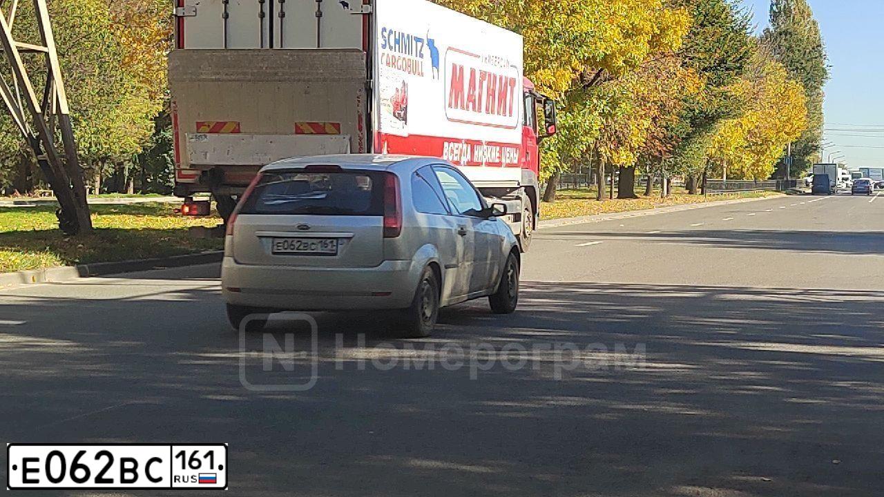 Фото автомобиля FORD FIESTA / ASPIRE, 2005 — госномер Е062ВС161. Цвет: СЕРЕБРИСТЫЙ