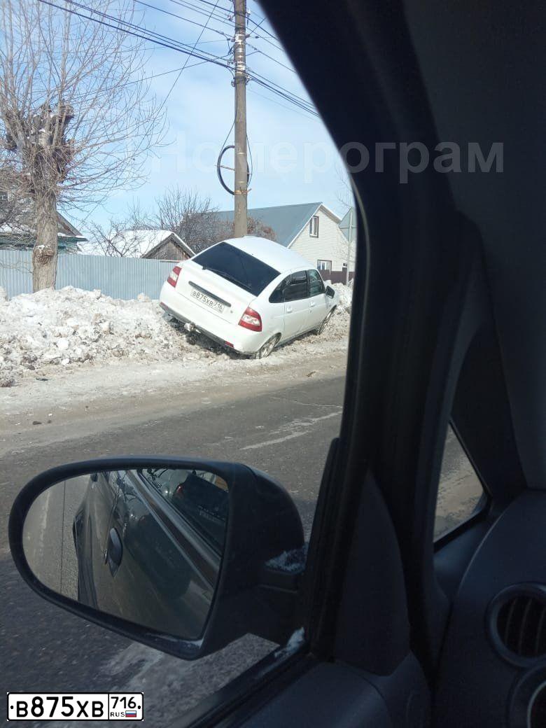 Фото автомобиля LADA 2172 PRIORA, 2009 — госномер Н798КМ21. Цвет: Белый
